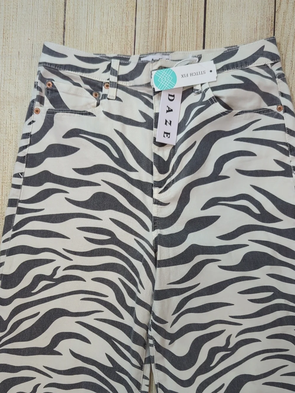 DAZE Zebra Print Wide Leg Raw Hem Jeans Size 30  new